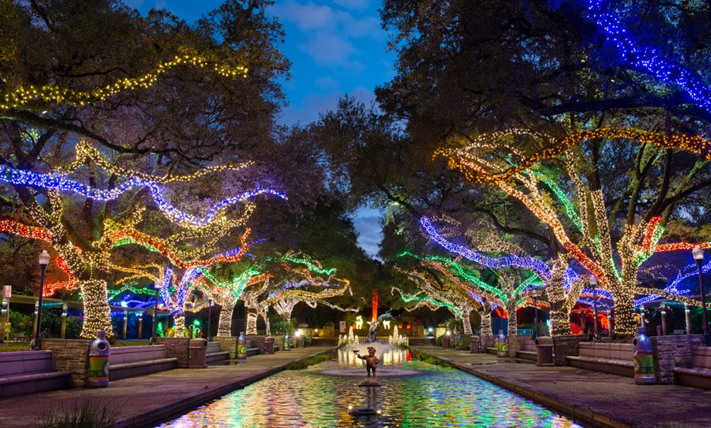 Houston’s Favorite Holiday Stroll Returns-Taking Time to Enjoy Houston Zoo’s Annual “Zoo Lights”
