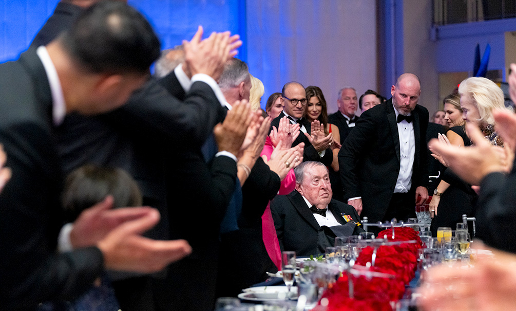 Oscar Wyatt receives standing ovation Photo by Daniel Ortiz