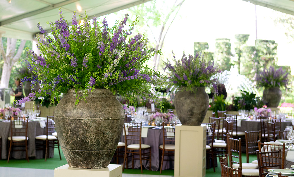 2022 Bayou Bend Garden Party Decor With Florals And Urns Photo By Wilson Parish