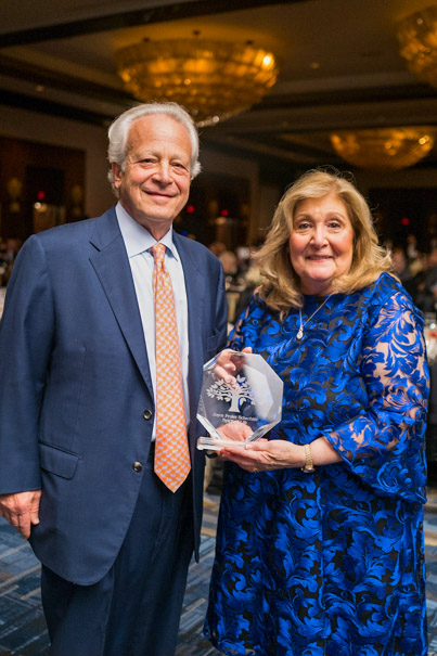 Scott And Susie Bender With Spirit Of Life Award (Photo by Daniel Ortiz)