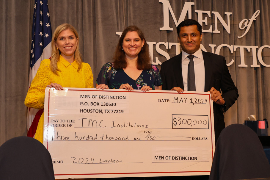 Grant Recipients Dr. Shaine Morris, Dr. Jamie Anastas And Dr. Ramesha Papanna Holding Check Photo By Priscilla Dickson