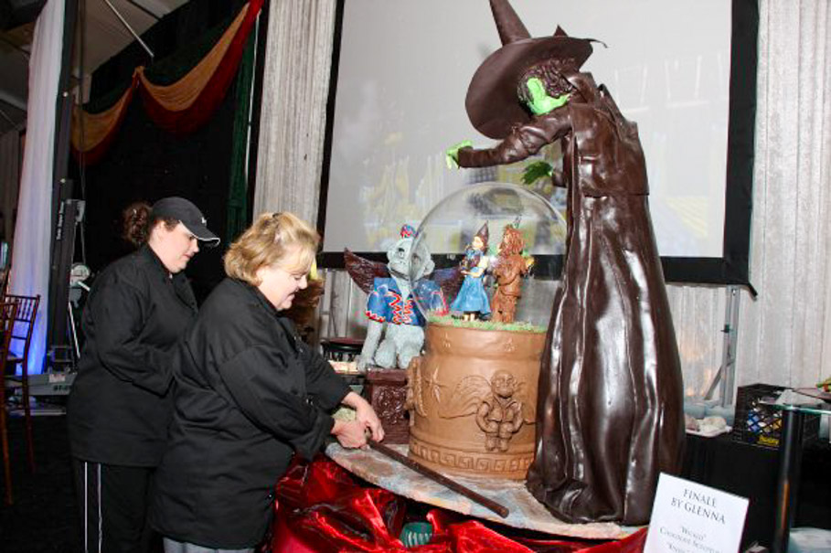 Finale By Glenna S Wicked Witch Crystal Ball Cake With Chocolate Witch Photo By Kim Coffman
