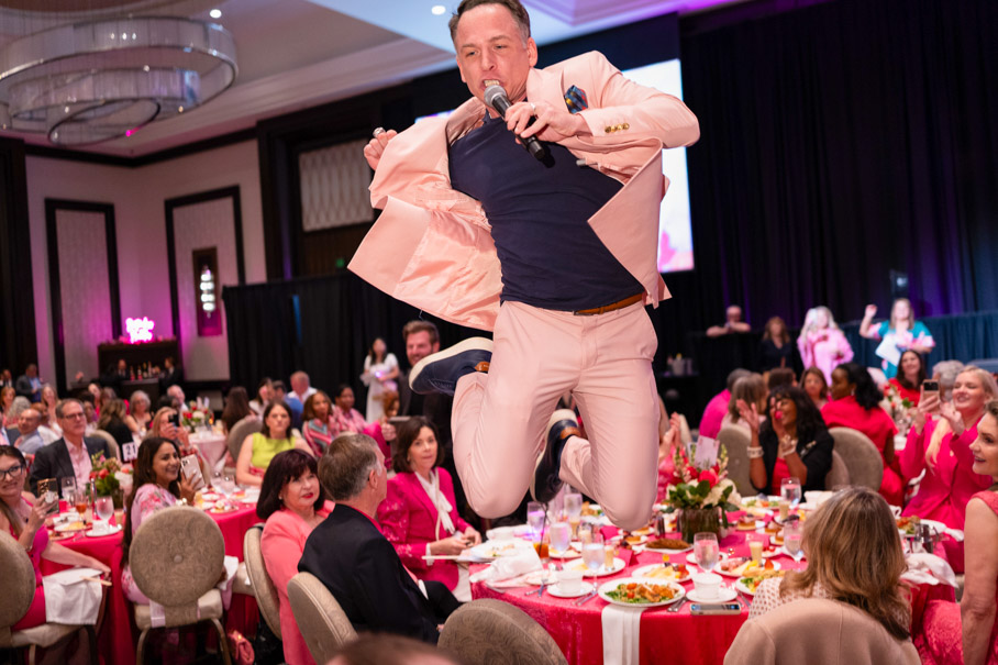 Air Johnny Bravo Holloway Closing Out The Live Auction Of The Necklace Photo By Daniel Ortiz